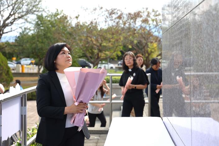 二二八事件79週年 張麗善縣長籲愛、包容與關懷 祈求台灣平安、世界和平 二二八前夕,縣長張麗善今(27)日出席二二八追思音樂會,獻上洋桔梗、百合花束慰藉受難者英靈