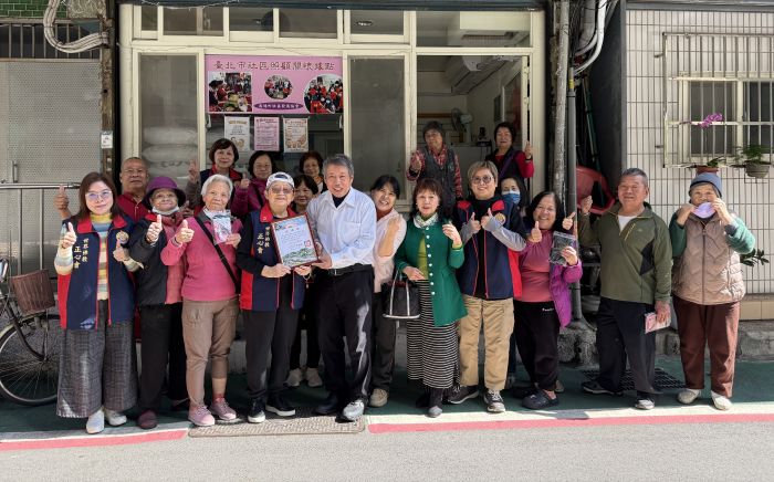 關懷騰雲里長者 正心會立春送暖祈福 25 《圖說》立春送暖佛教正心會公益關懷萬華區騰雲里老人致贈加菜金及物資,大家一起恭誦佛號。〈正心會提供〉