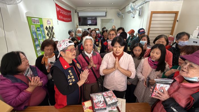 關懷騰雲里長者 正心會立春送暖祈福 26 《圖說》立春送暖佛教正心會公益關懷萬華區騰雲里老人致贈加菜金及物資。〈正心會提供〉