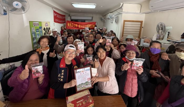 關懷騰雲里長者 正心會立春送暖祈福 24 《圖說》立春送暖佛教正心會公益關懷萬華區騰雲里老人致贈加菜金及物資,前排左二正心會執行長陳和慧。〈正心會提供〉