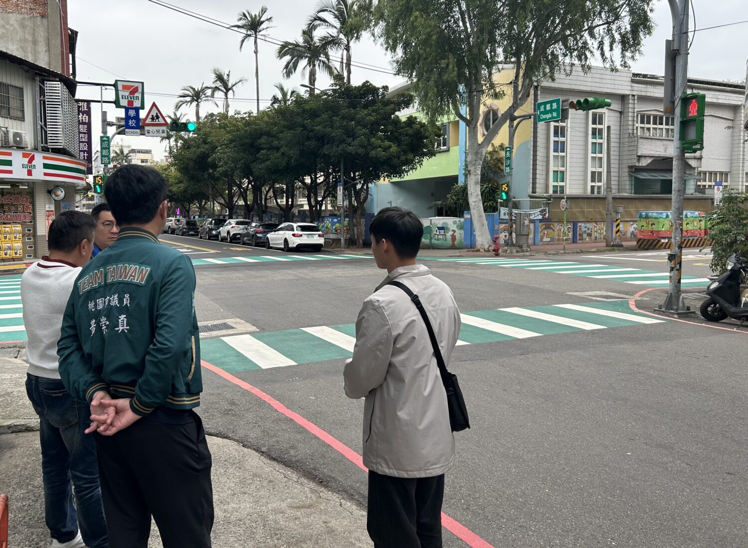 路寬過窄學童寸步難行!桃園明德里長陳朝福協同市議員黃崇真會勘 中壢體育園區開通後,包含昆明街3號的鄰近路段車流大增,偏窄的路寬加上行車和臨停擠壓,最終導致上下學的孩童時常與汽機車爭道,增加意外風險。(記者翻攝)