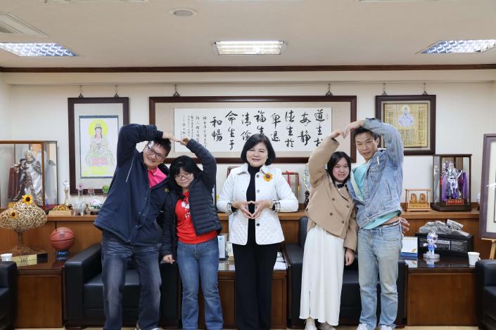 雲林縣單身聯誼喜傳佳音 兩對新人互許終身 縣長張麗善親自頒贈50吋大電視祝福 114年單身聯誼活動《美好雲林浪漫行》成功促成兩對佳偶完成人生大事