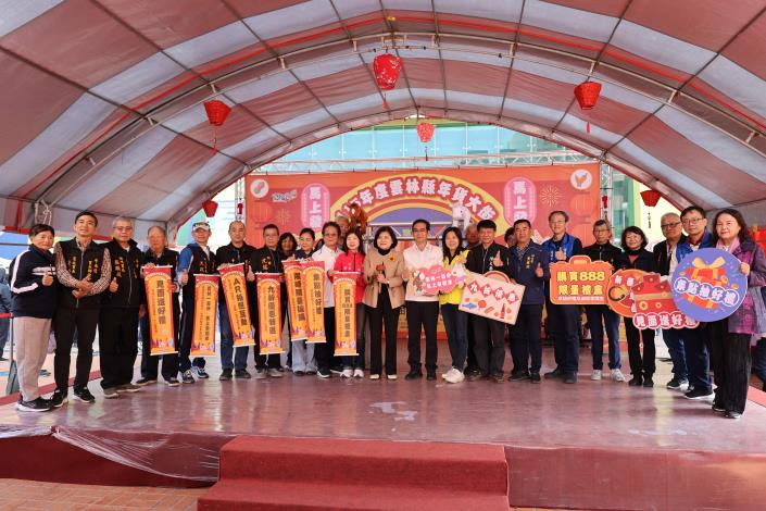 雲林年貨大街熱鬧登場 張麗善縣長邀全民採買迎新春 雲林年貨大街今日熱鬧登場,張麗善縣長等人邀大家把握週末兩天來斗南採買年貨、享優惠、迎新年。