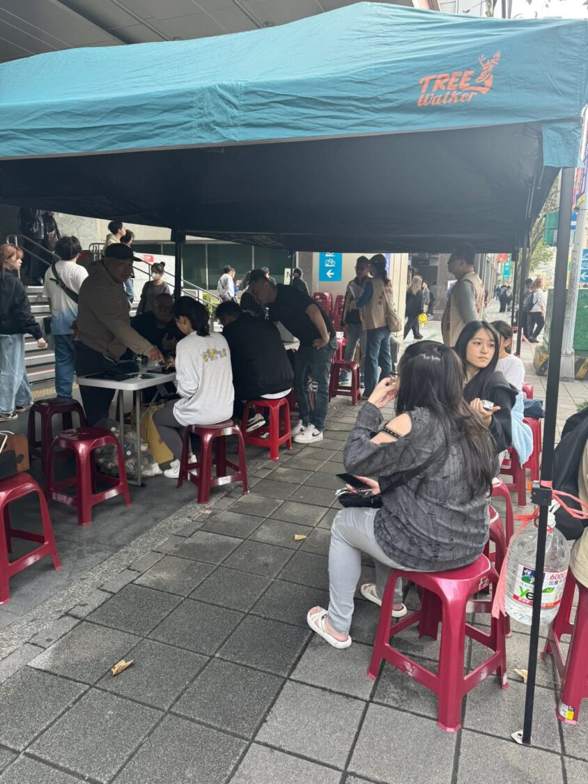 新春挽袖傳愛心!「威震愛心發展協會」攜手各界舉辦捐血活動 為血庫注入暖流 現場湧入不少攜家帶眷的民眾與呼朋引伴而來的熱心人士,挽袖捐血。(記者 趙靜姸翻攝)