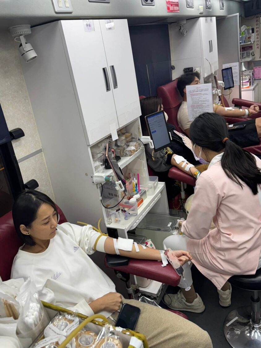 新春挽袖傳愛心!「威震愛心發展協會」攜手各界舉辦捐血活動 為血庫注入暖流 台北捐血中心專業醫護團隊支援公益活動,確保捐血過程安全無虞。(記者 趙靜姸翻攝)