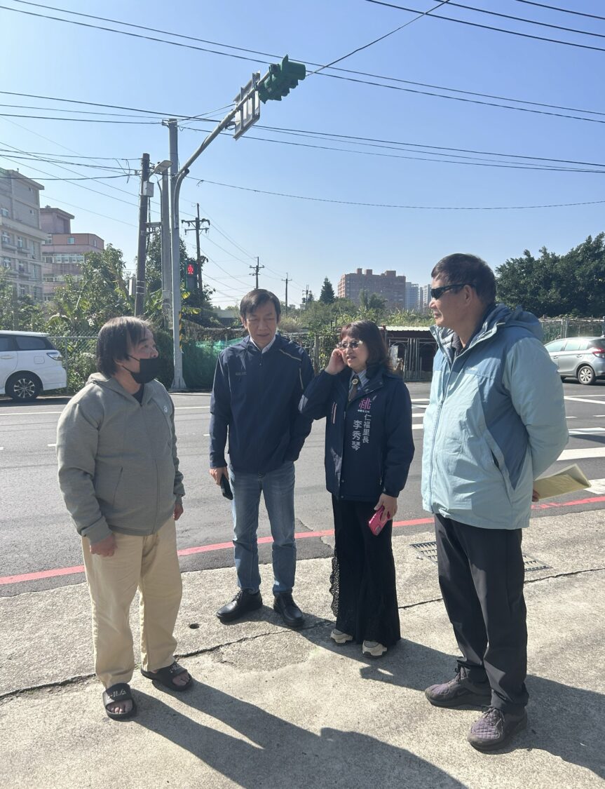 孩子的安全不能打折!仁福里里長李秀琴會同黃崇真議員服務處 會勘幼兒園前高風險路口 仁福里里長李秀琴今(10)日同交通局與會相關人員、陳情人陳賢澤及桃園市議員黃崇真大內壢服務處,前往華勛街綠蒂幼兒園前進行會勘,針對車輛通行及人本交通展開討論。(記者陳世軒攝)