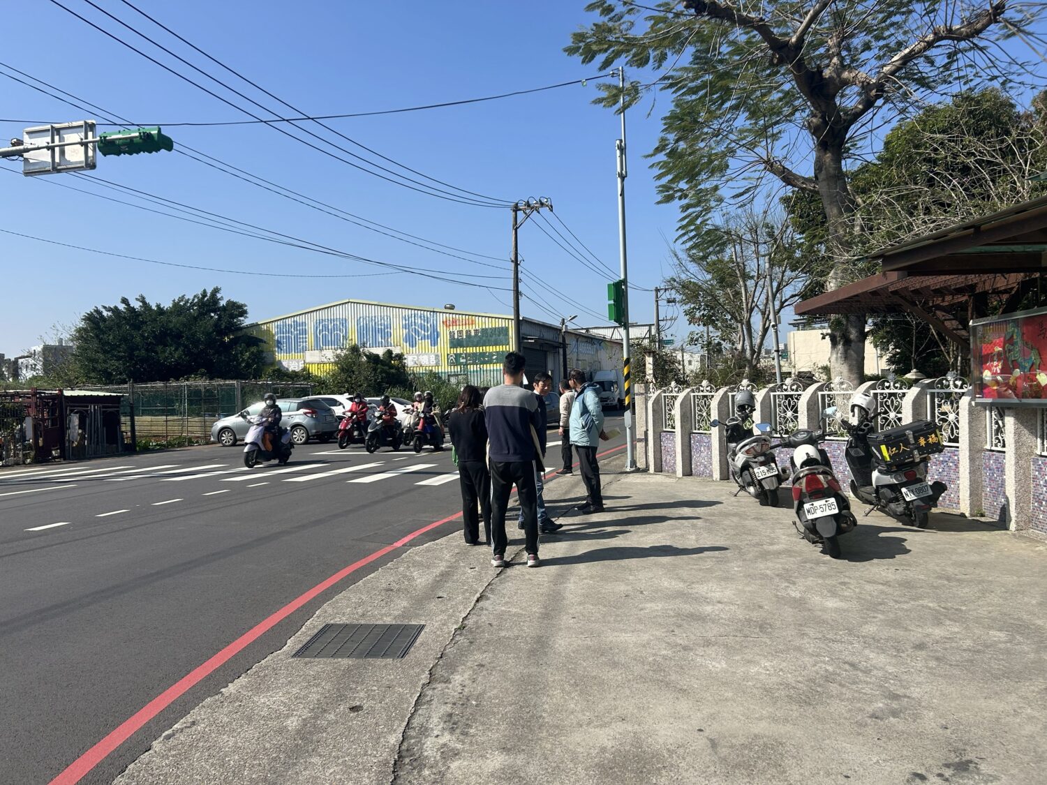 孩子的安全不能打折!仁福里里長李秀琴會同黃崇真議員服務處 會勘幼兒園前高風險路口 陳情人提到,離峰時段該路口並未有大量行人通過,因此建議尖峰時段維持行人專用號誌方案,但清晨或半夜則以行車為主。(記者翻攝