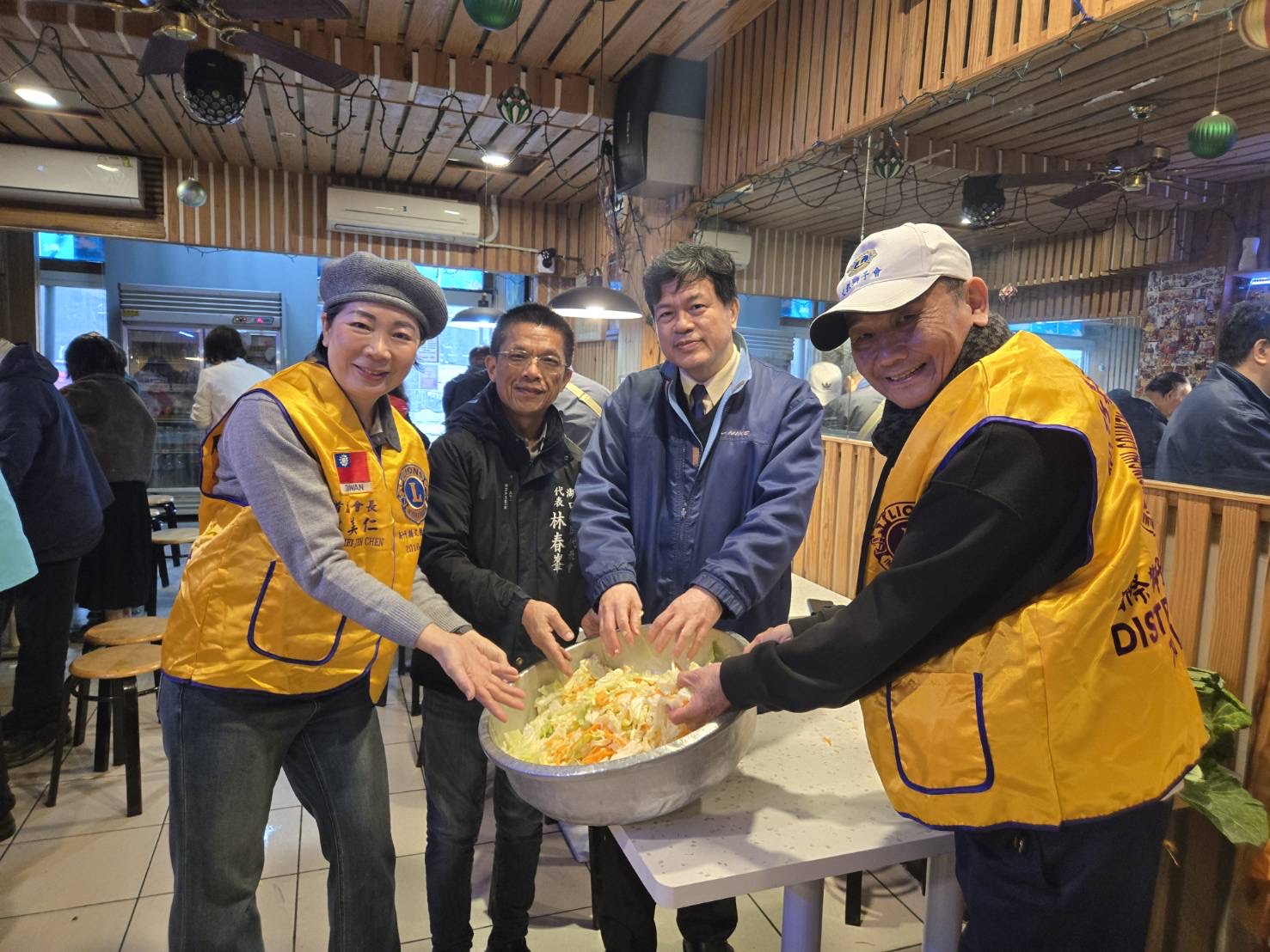 「陳美仁推動高麗菜傳愛」新竹縣文教獅子會支持農民進社區 創會長陳美仁、湖口鄉民代表林春峯、清華大學教授楊景旭與現任會長潘東豫教授等人,一同參與泡菜試作體驗,象徵公私協力、社區共好的公益精神。(圖/記者林照東翻攝)