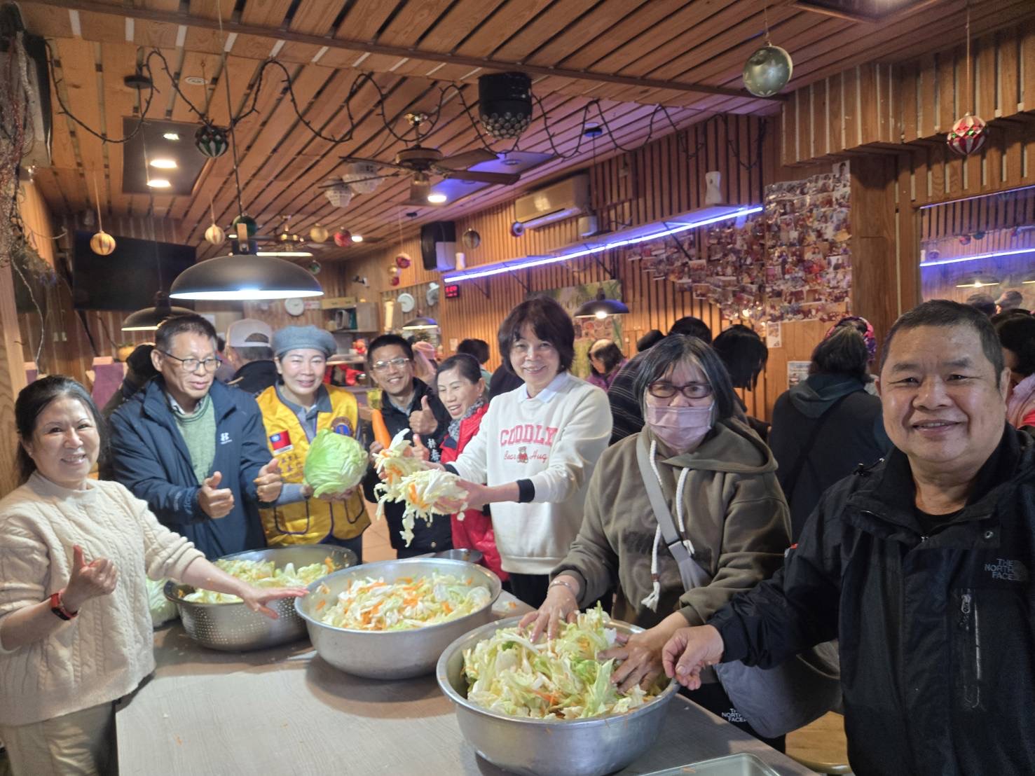 「陳美仁推動高麗菜傳愛」新竹縣文教獅子會支持農民進社區 新竹縣文教獅子會攜手湖口社區媽媽們進行高麗菜泡菜試作,透過實作交流,將支持農民的心意轉化為社區共享的溫暖行動。(圖/記者林照東翻攝)