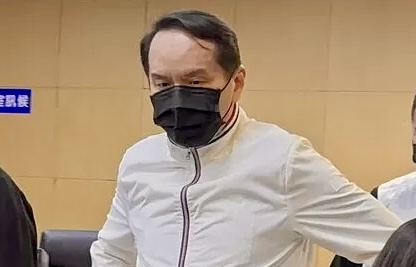 捐救護車挺警消的愛爾麗「總裁常如山」遭控性侵被管制出境 愛爾麗國際醫療集團總裁常如山,日前因涉妨害性自主案遭台北地檢署以被告身分傳喚到案說明,當天在律師陪同下配戴口罩,低調從台北地方法院側門進入,全程未對媒體發言。(圖/記者林照東翻攝)