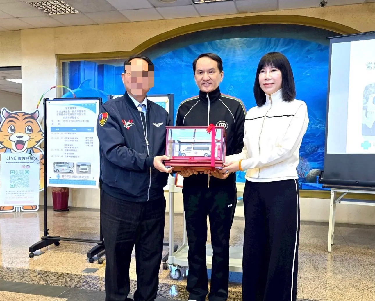 捐救護車挺警消的愛爾麗「總裁常如山」遭控性侵被管制出境 常如山過去以愛爾麗國際醫療集團名義,多次捐贈救護車及相關公益物資,並親自出席捐贈場合與警消及醫療單位合影,如今卻捲入性侵疑雲,公益形象與司法案件形成強烈對比。(圖/記者林照東翻攝)