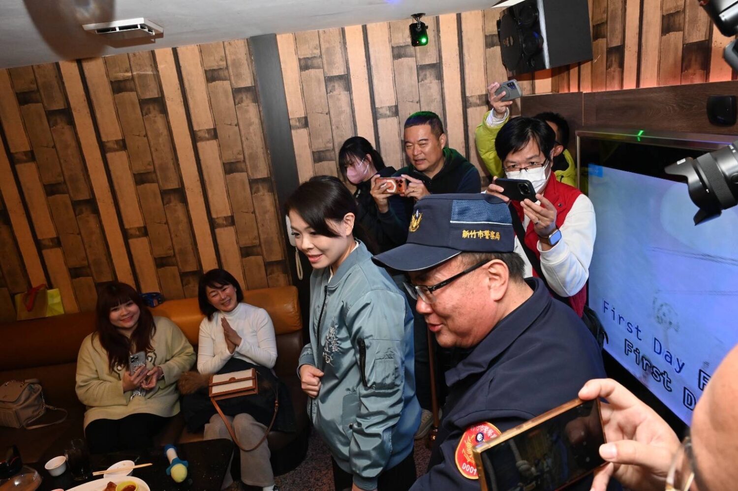 高虹安肯定「風城維安專案」新竹市警破獲槍枝毒品分裝廠 新竹市警察局執行「風城維安專案」,市長高虹安與警察局長 陳源輝 實地視察治安熱點,展現市府與警政單位聯手維安決心。(圖/新竹市警察局提供)