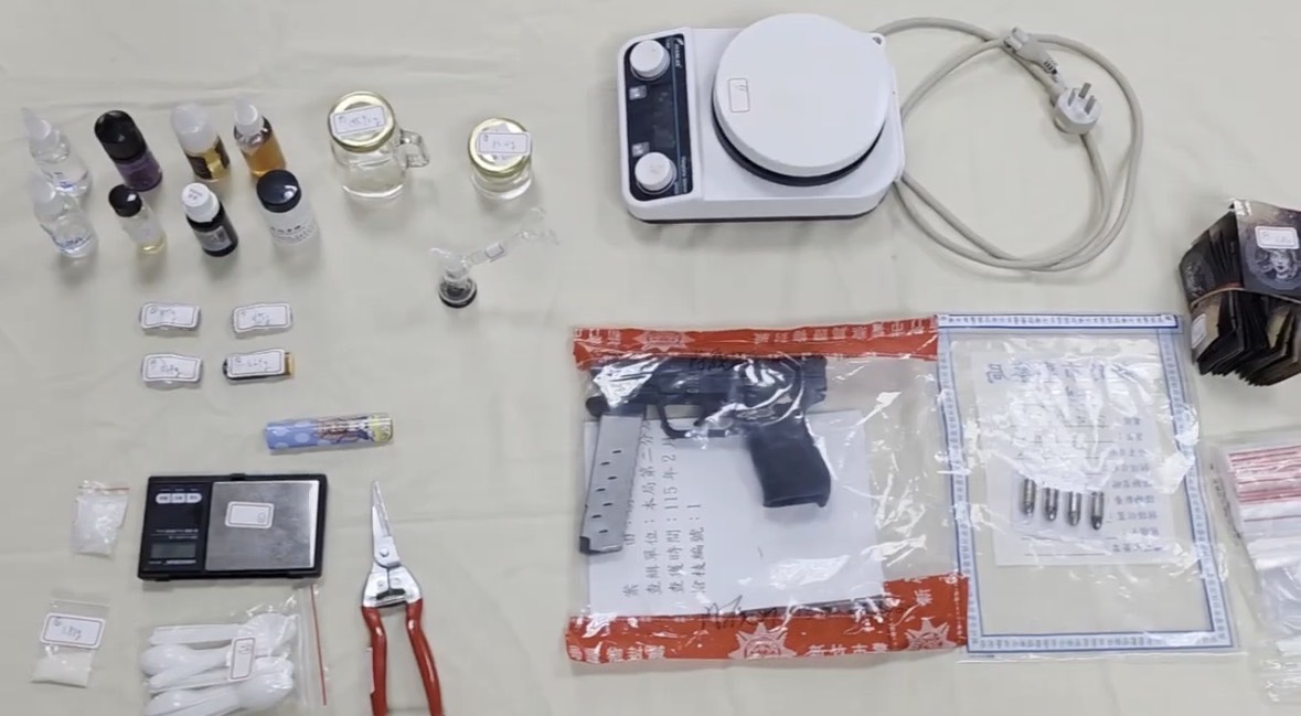 高虹安肯定「風城維安專案」新竹市警破獲槍枝毒品分裝廠 警方破獲槍枝及毒品分裝工廠,查扣改造手槍、子彈、毒品原料、分裝工具及電子磅秤等大批證物,全案依法移送偵辦。(圖/新竹市警察局提供)