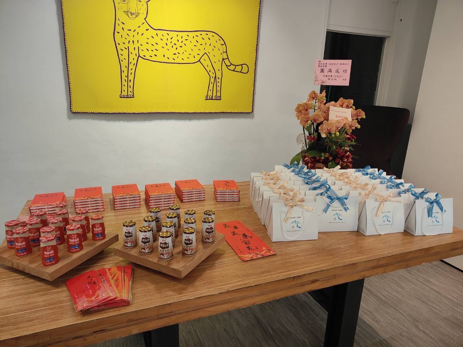 遠咖啡跨界藝術展「媽媽的手」以文創實踐陪伴價值 遠咖啡以文創禮盒形式支持《媽媽的手》藝術展覽,延續藝術溫度。(圖/主辦單位提供)
