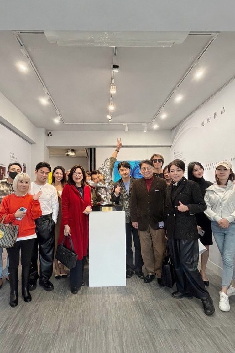 遠咖啡跨界藝術展「媽媽的手」以文創實踐陪伴價值 《我的故事,他的作品─媽媽的手》藝術展覽現場,吸引各界人士到場觀展交流。(圖/主辦單位提供)