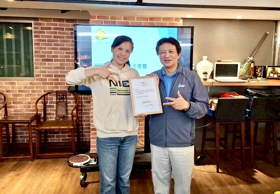「2026創業戰場開打」新創總會祭出狼群戰術 簡岑穎會長致贈感謝狀與周青麟楷模。(圖/記者林照東攝)