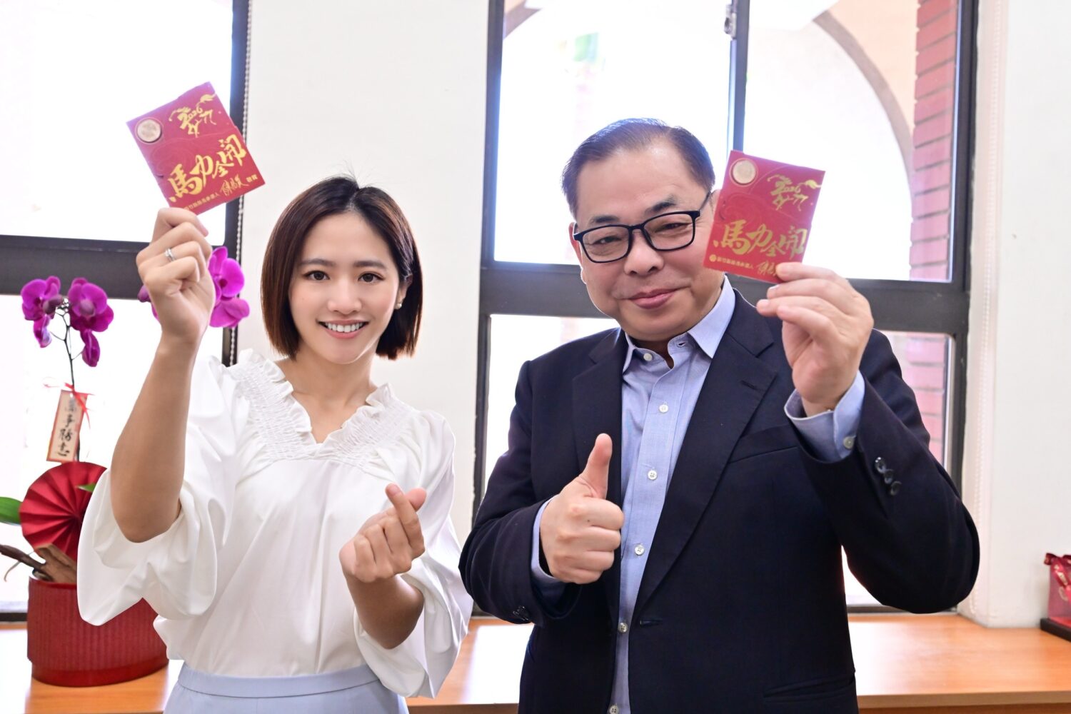 「馬力全開衝刺2026縣長選戰」陳見賢春節發送1元創意小紅包拚初選 新竹縣長參選人陳見賢(右)春節期間推出「1元創意小紅包」,以「馬力全開」為主題向鄉親拜年,象徵2026全力衝刺、一步一腳印推動縣政。(圖/記者林照東翻攝)