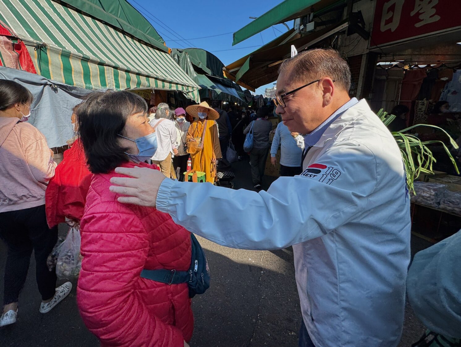 文創紅包掀市場旋風!「陳見賢拋產業交通長照藍圖」世代共好成選戰主軸 陳見賢於市場巷道中與民眾親切握手寒暄,面對面傾聽意見,強調以實際行動回應基層需求。(圖/記者林照東翻攝)