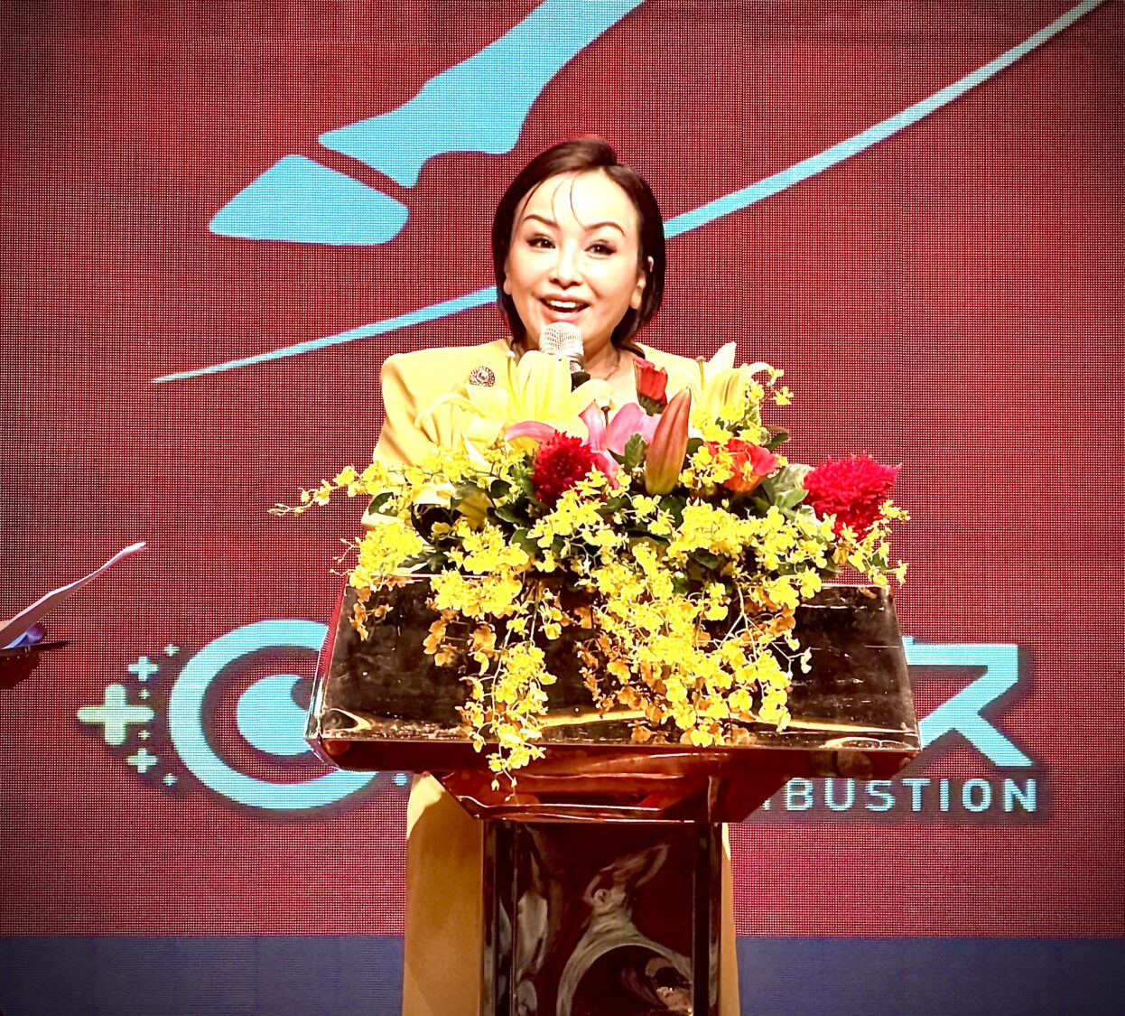 藏式養生品牌強勢出海「艾久久宣布全球布局」春酒現場震撼宣示 品牌創辦人王黃盈盈(霏董)於舞台發表年度戰略談話,宣布拓展台灣、中國、香港、菲律賓、馬來西亞、新加坡、越南、印尼八大市場。(圖/記者林照東攝)