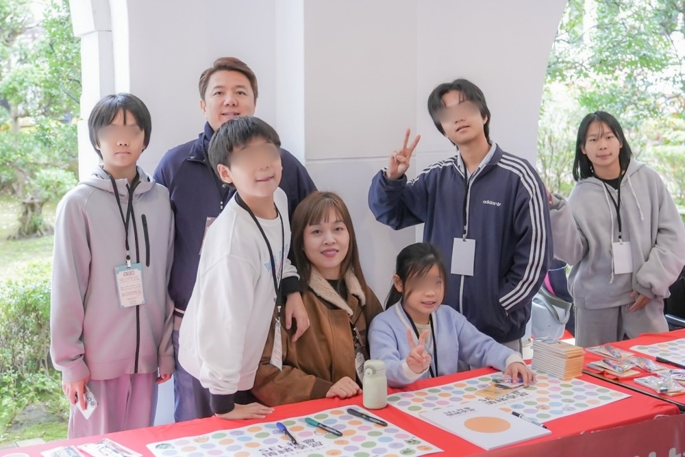 「2026 奔向幸福嘉年華」漢斯科技執行長洪偉智 攜子走進總統府童樂會播下公益種子 漢斯科技有限公司員工及員工子女一起投入志工行列。(圖/漢斯科技股份有限公司提供)