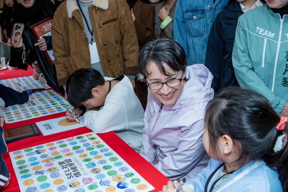 「2026 奔向幸福嘉年華」漢斯科技執行長洪偉智 攜子走進總統府童樂會播下公益種子 副總統蕭美琴與現場孩童親切互動。(圖/漢斯科技股份有限公司提供)