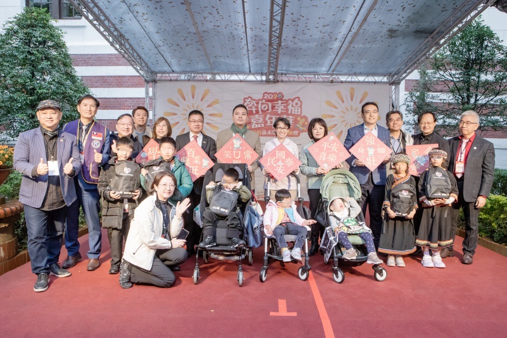 「2026 奔向幸福嘉年華」漢斯科技執行長洪偉智 攜子走進總統府童樂會播下公益種子 2026奔向幸福嘉年華-總統府歲末聯歡童樂會大合照。(圖/漢斯科技股份有限公司提供)