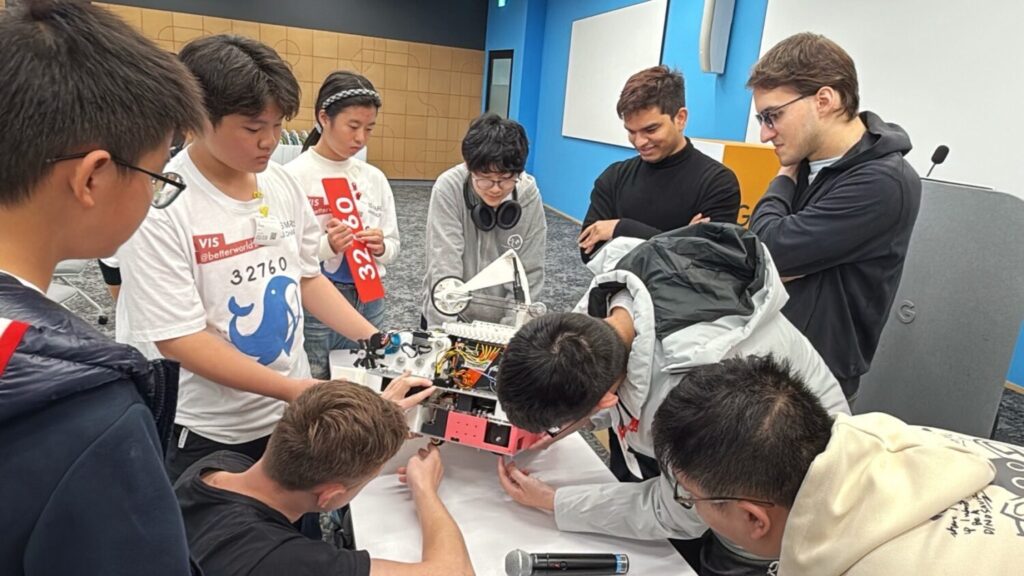 「VIS國中機器人」FIRST台灣選拔賽一舉摘銀 賽前獲Google HP參訪契機 VIS國中部機器人研究社團學生前往 Google 參訪,獲得與Google各國專家進行面對面簡報的挑戰與學習。(圖/台北市VIS國際實驗高中)