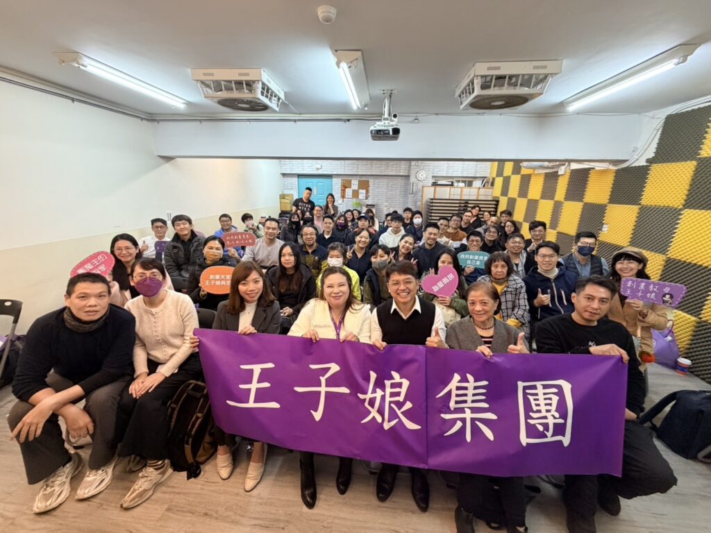 「2026創業熱潮」 專家提醒貸款申請前先掌握5大關鍵 創業輔導講師王子娘(前排右四)教授創業貸款,建立口碑。(圖/王子娘提供)