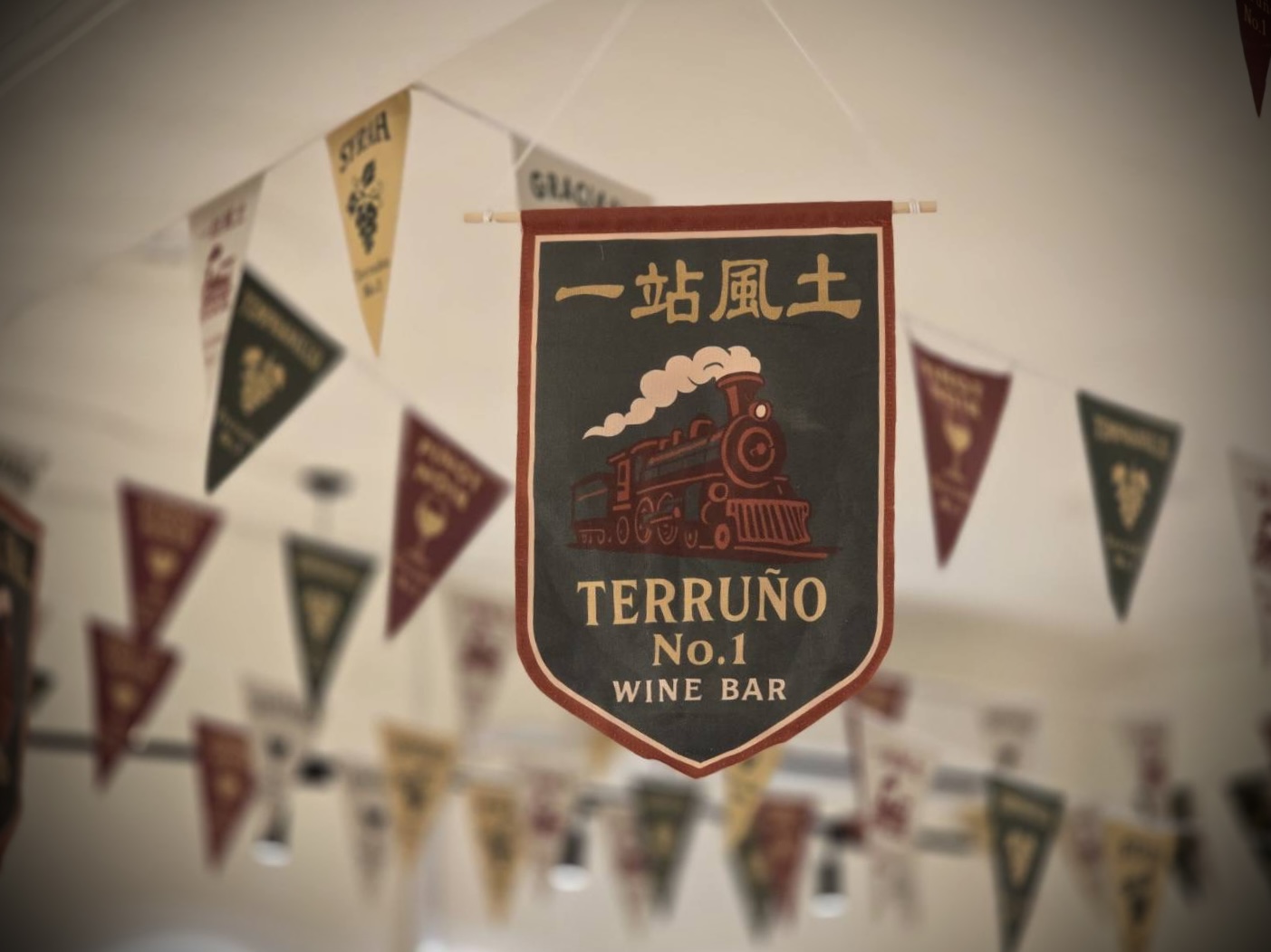 台北浮世繪展登場 李仕璽揭密百年真跡收藏價值 一站風土活動空間內陳列多幅日本木雕版畫牆面可見場地標誌與展覽布置(圖/一站風土提供)