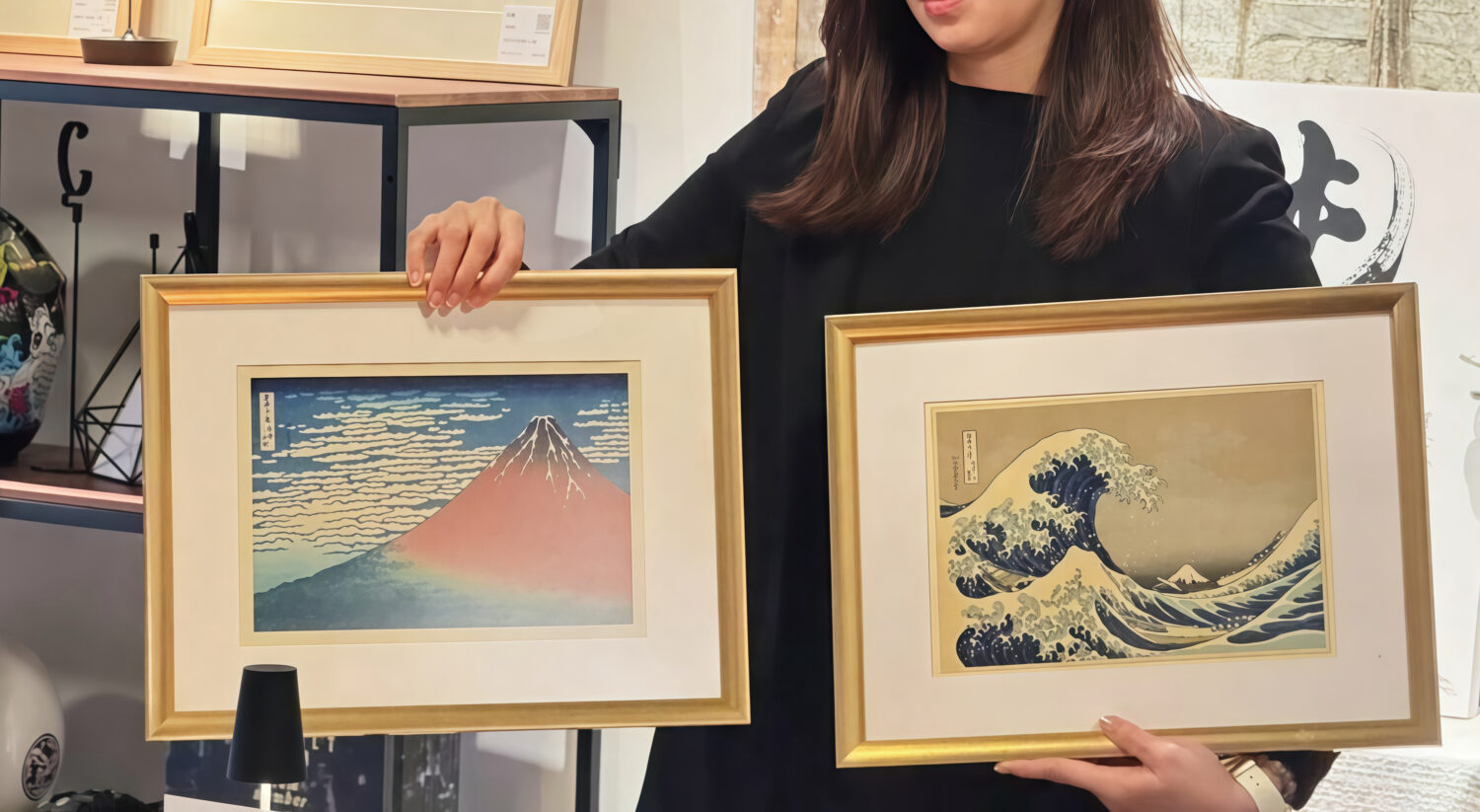 台北浮世繪展登場 李仕璽揭密百年真跡收藏價值 李仕璽藏家經紀人Kelly Lin 於展場手持浮世繪版畫展示著名浮世繪大師葛飾北齋《神奈川沖浪裏》與《凱風快晴》作品。 ((圖/攝於榕錦時光Quest Taipei listening bar / 藏家李仕璽提供圖片)