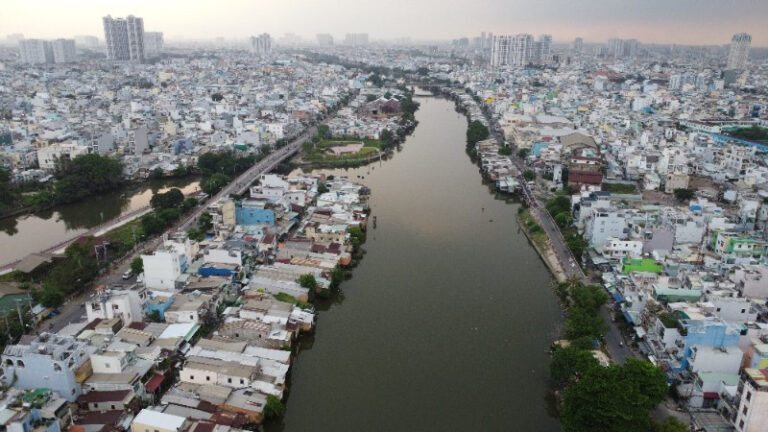 胡志明市調查顯示，66%受影響住戶願領現金補償搬遷，市府將據此調整安置配套。（圖／Nhân Dân）