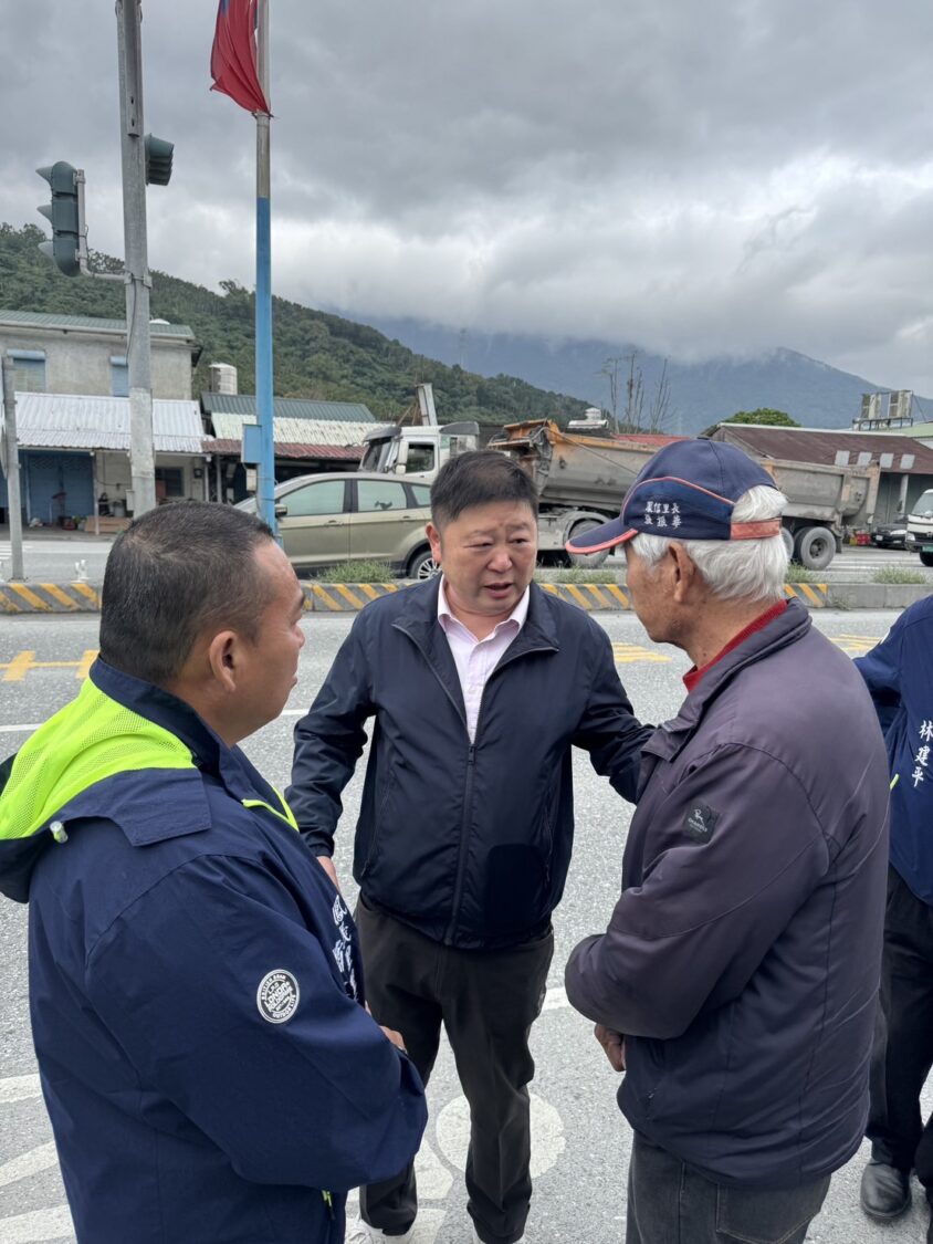 「台九線揚塵」危及行車安全 張峻會勘要求中央、地方立即改善 台九線鳳林段揚塵與交安問題引發民怨,張峻(圖中)強調將持續追蹤改善進度,確保道路安全與生活品質同步獲得改善。(圖/記者 趙靜姸翻攝)