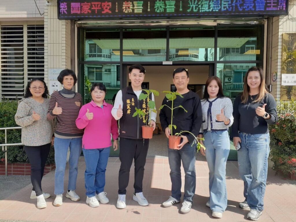 從工程重建到心靈修復 張峻攜手邦查農場推「一戶一盆向日葵」為光復鄉注入希望 從工程重建到心靈修復 張峻攜手邦查農場推「一戶一盆向日葵」為光復鄉注入希望