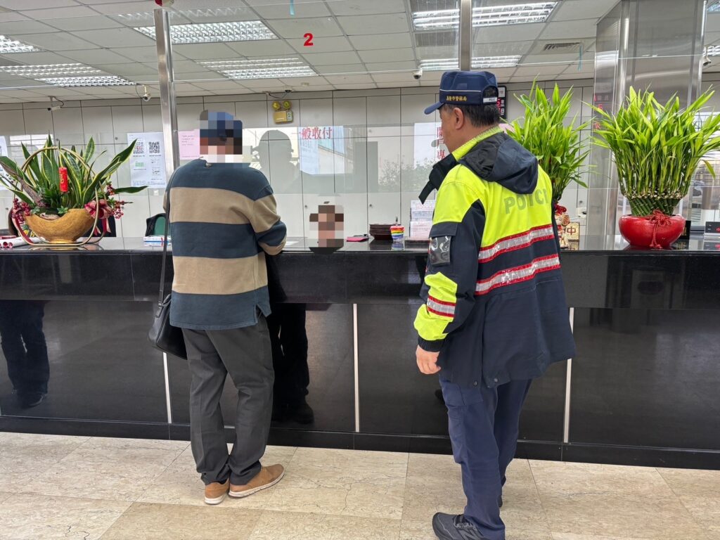 「 春節」前現金流動大 八斗子警即時護鈔保平安 「 春節」前現金流動大 八斗子警即時護鈔保平安