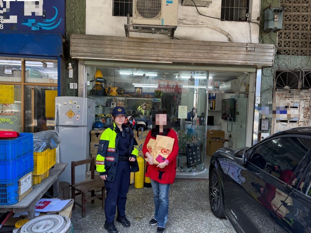 「 春節」前現金流動大 八斗子警即時護鈔保平安 八斗子分駐所協助民眾執行護鈔勤務。(圖/記者薛秀蓮 翻攝)