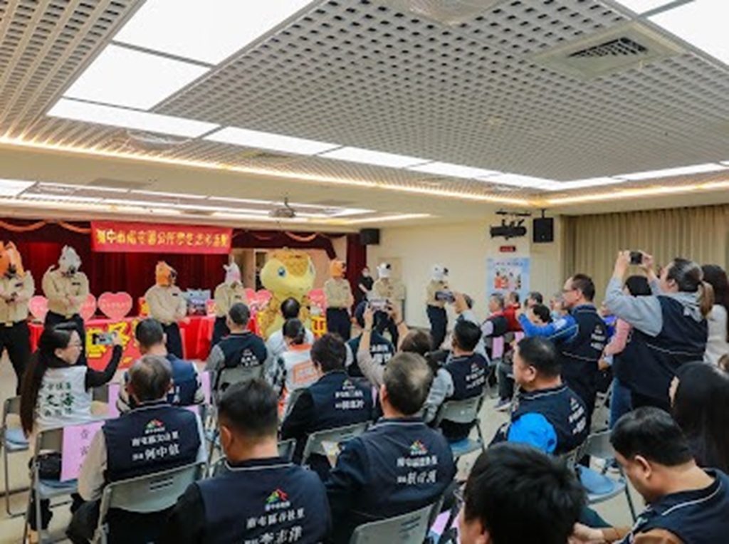 南屯寒冬送暖 林秋萬化身「愛心主廚」攜宮廟里長接力送年菜 南屯寒冬送暖 林秋萬化身「愛心主廚」攜宮廟里長接力送年菜