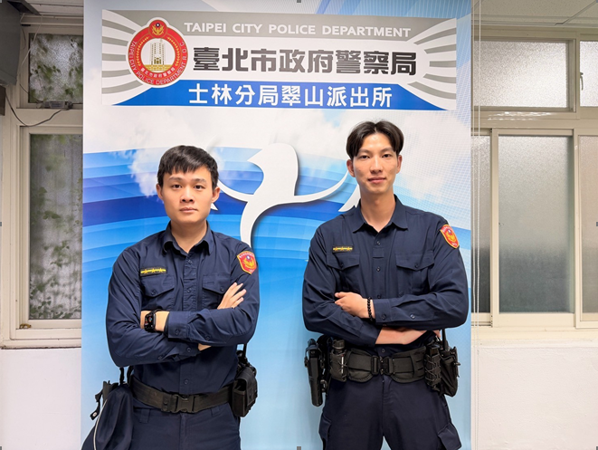 失智老兵誤信「秘密任務」寒夜迷途 士林警暖心護送返家團圓 翠山派出所警員陳宣廷(左)、警員吳翼丞(右)。(圖/記者薛秀蓮 翻攝)