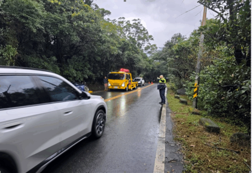 「跑車打滑」受困陽金公路 士林警啟動快打迅速恢復車流 「跑車打滑」受困陽金公路 士林警啟動快打迅速恢復車流