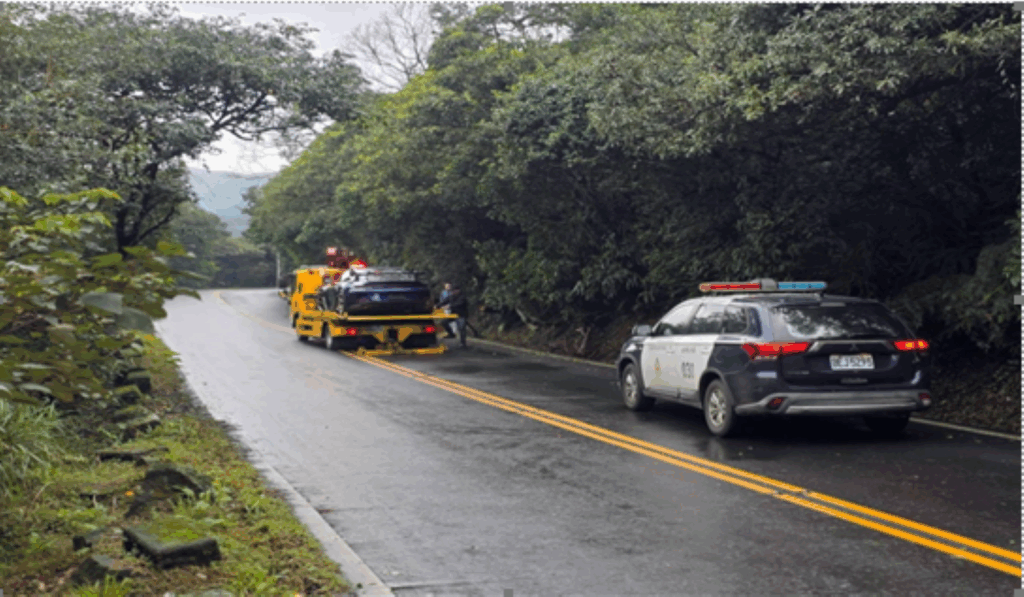 「跑車打滑」受困陽金公路 士林警啟動快打迅速恢復車流 陽金公路發生跑車打滑事故。(圖/記者薛秀蓮 翻攝)