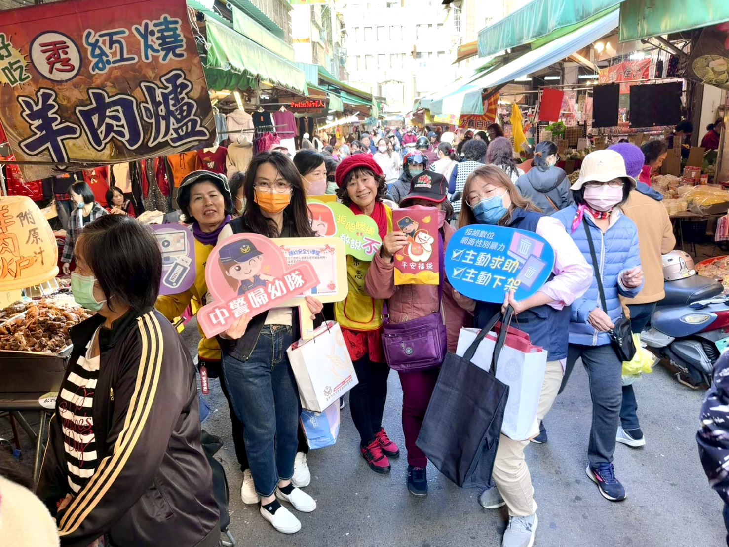 「不拍不傳不存」成過年護身符 婦幼警送平安福袋 「不拍不傳不存」成過年護身符 婦幼警送平安福袋