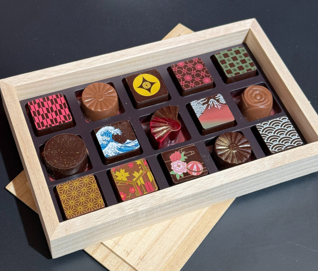川路浮世繪「巧克力」來台迎新年 攜手漢菓方推出限量藝術禮盒 川路與漢菓方合作推出「川路浮世繪藝術年節禮盒」,宛如一座濃縮日本美學私人畫廊。(圖/漢菓方提供)