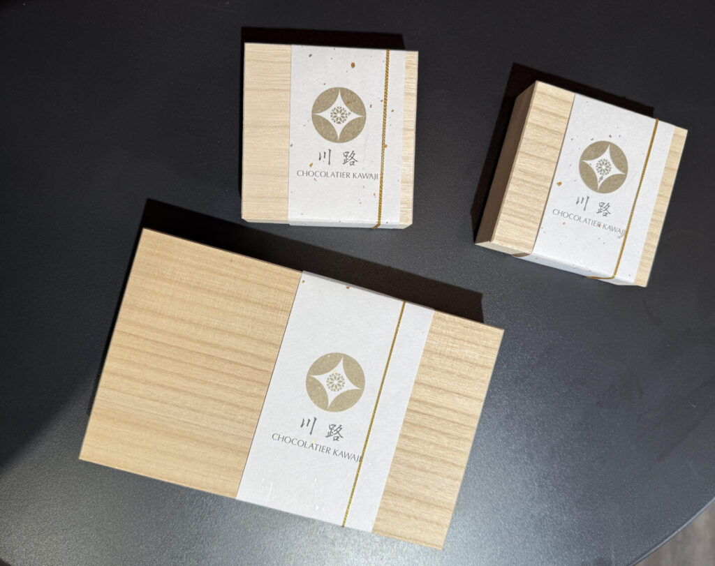 川路浮世繪「巧克力」來台迎新年 攜手漢菓方推出限量藝術禮盒 川路台灣限量過年藝術禮盒,以溫潤木質包裝,具有手工職人的溫度與手感。(圖/漢菓方提供)