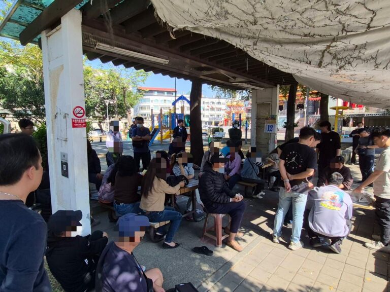 公園變賭場！前鎮警「喬裝」查緝  20賭客辯路過仍遭送辦