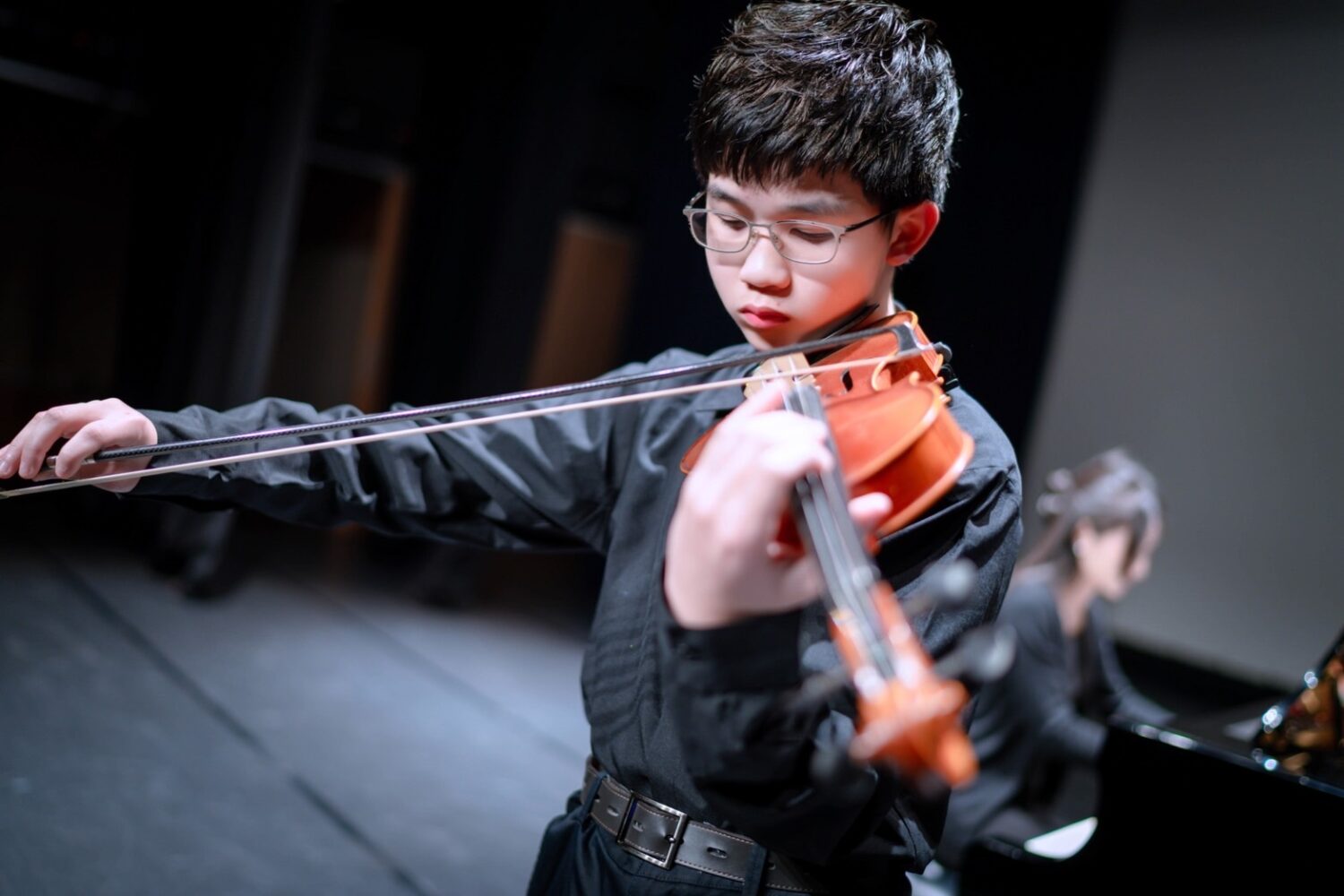 點燃音樂的火苗 張雨涵攜手黃柏翔舉辦聯合公益音樂會 圖二 黃柏翔於《點燃音樂的火苗》聯合公益音樂會中進行小提琴演出。(圖/丹絃音樂藝術協會提供)