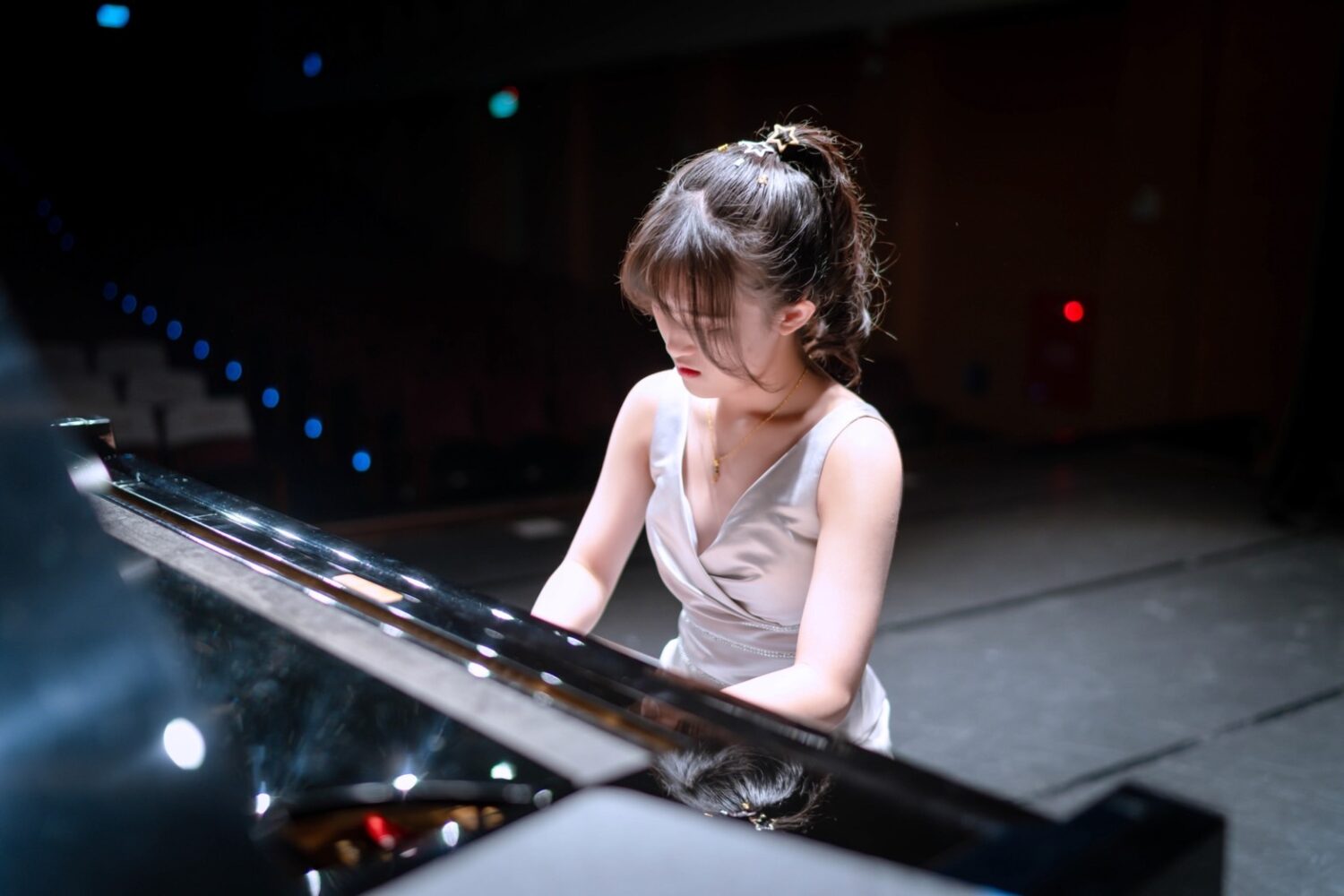 張雨涵於音樂會現場演奏鋼琴，以音樂結合公益行動。（圖／丹絃音樂藝術協會提供）