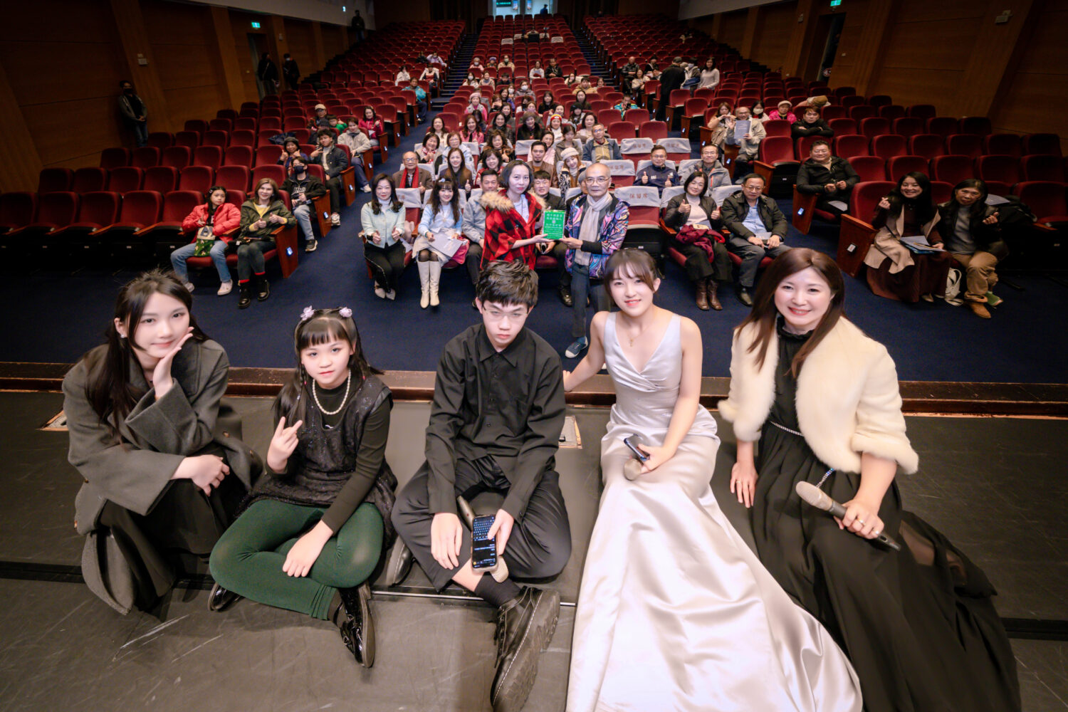 點燃音樂的火苗 張雨涵攜手黃柏翔舉辦聯合公益音樂會 圖五 演出者與現場觀眾合影,記錄公益音樂會溫馨時刻。(圖/丹絃音樂藝術協會提供)