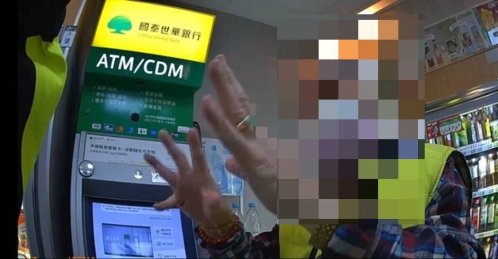 誤信「網路交友」投資話術 警方成功攔阻長者受騙 被害人向警方說明購買點數的用途 。(圖/記者薛秀蓮 翻攝)