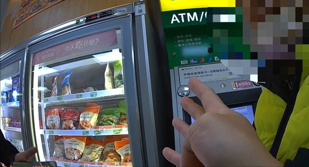 誤信「網路交友」投資話術 警方成功攔阻長者受騙 警方向被害人講解假交友的詐騙手法 。(圖/記者薛秀蓮 翻攝)