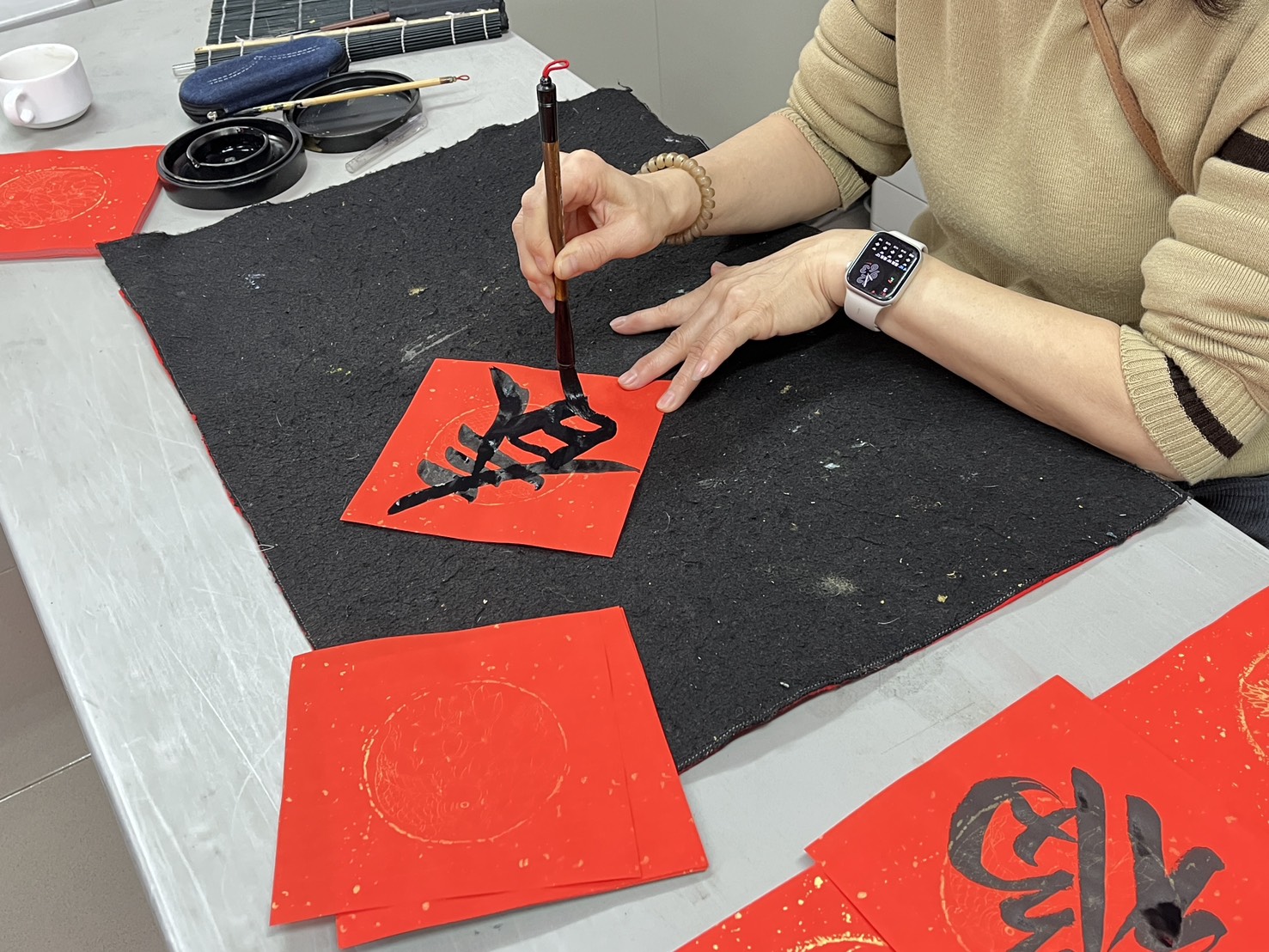 新春揮毫送祝福 長德里邀書法家寫春聯回饋里民 新春揮毫送祝福 長德里邀書法家寫春聯回饋里民