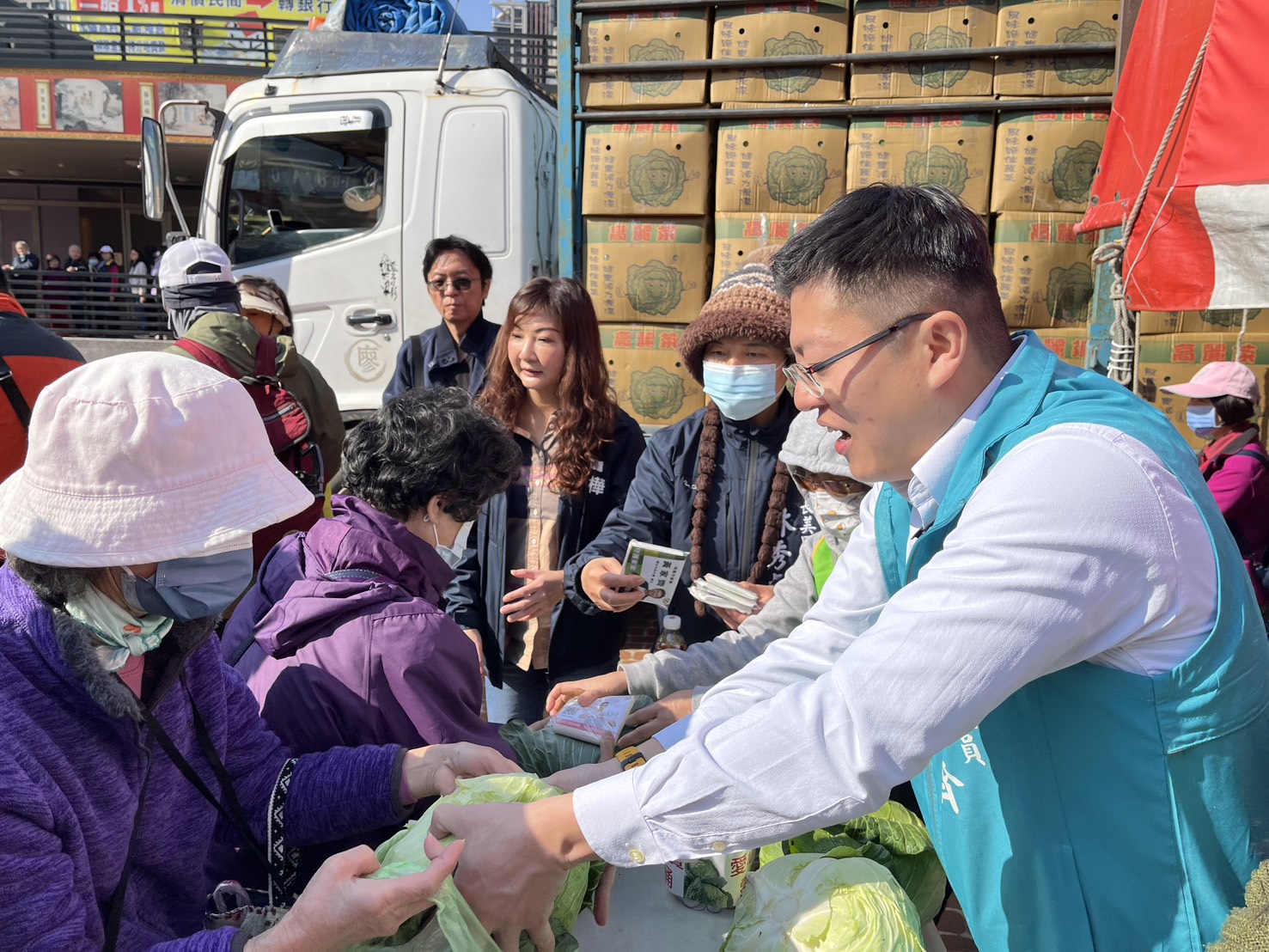 一顆10元做愛心!黃家齊辦「高麗菜義賣」 所得全捐身障聯盟 一顆10元做愛心!黃家齊辦「高麗菜義賣」 所得全捐身障聯盟